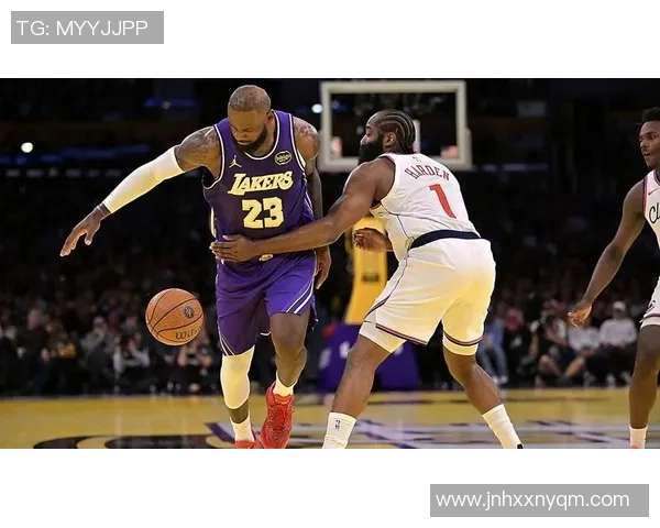 国王大战快船巅峰对决双方核心球星正面交锋引爆全场激情 国王大战快船巅峰对决双方核心球星正面交锋引爆全场激情